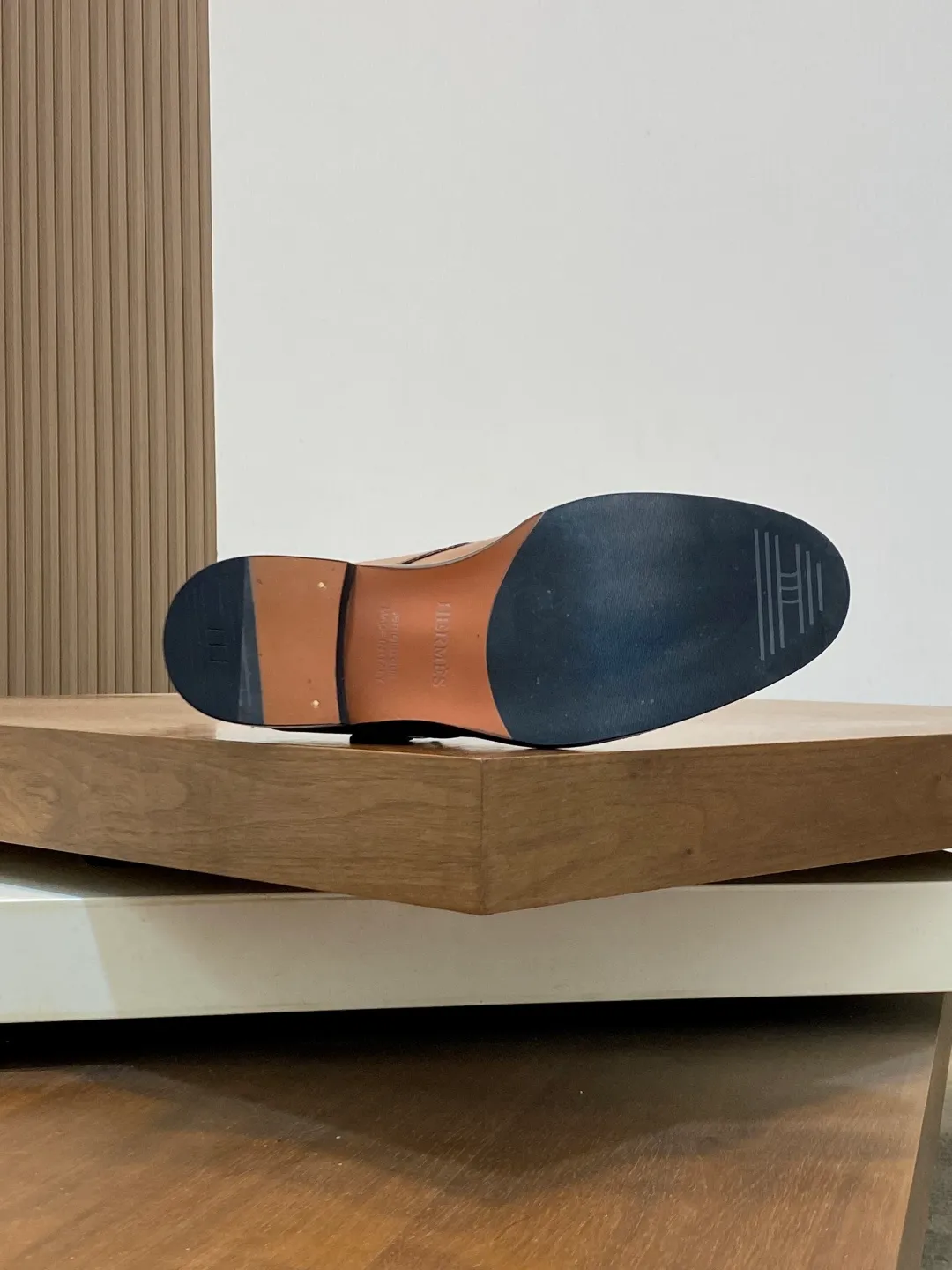 Men's shoes 💰780 HERMES/Hermès GAME slip-on loafers. These loafers are made of matte frosted calfskin. They are equipped with functional Kelly shoe buckles to easily create a fashionable urban style. They are equipped with genuine leather welts and lightweight grooved rubber foam outsole. They have genuine calfskin lining and silk-screen logo feet. They are slip-on design. They are novel and fashionable, with a handsome upper. Comes with a dust bag in the original box! Size: 39-40-41-42-43-44 standard leather shoe size (38/45 can be customized but does not support returns)